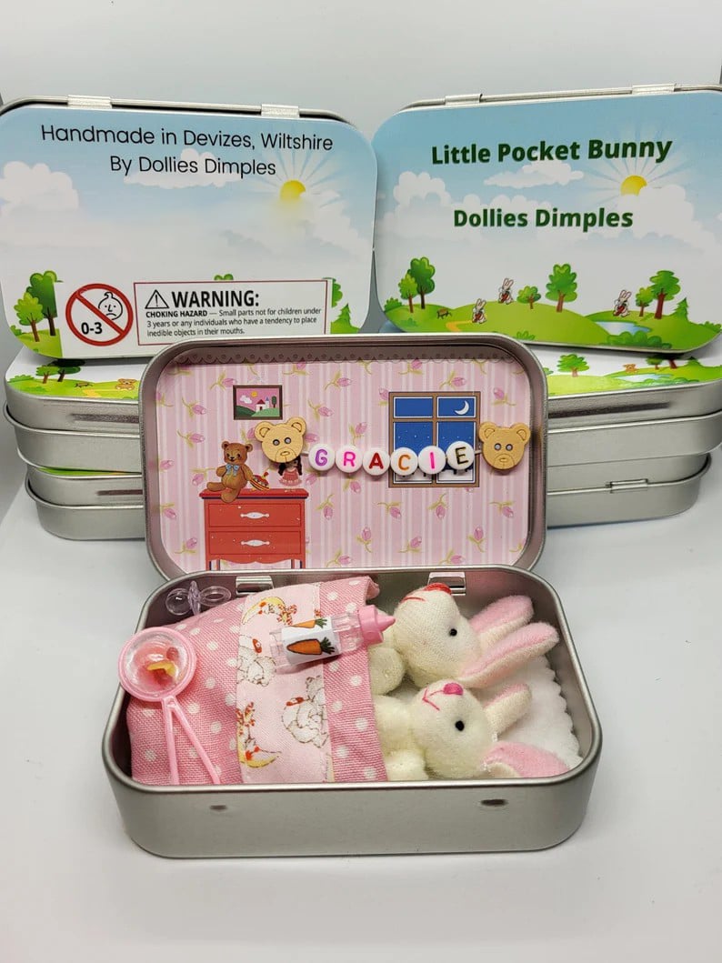 🔥 50% OFF! 🎁 Bunny Mummy & Baby Plush Pocket Tin – Handmade Easter Collectible with Cozy Blanket (Pink/Blue Ears) 🐇🎁